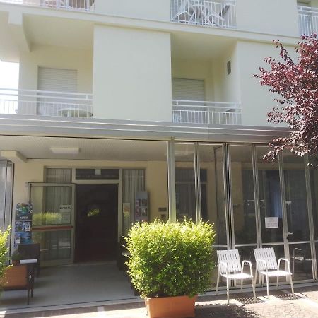 B&B - Meuble' - Hotel " Cordiale " Misano Adriatico Εξωτερικό φωτογραφία