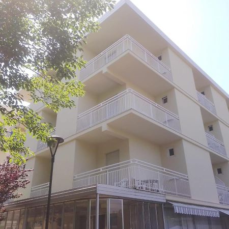 B&B - Meuble' - Hotel " Cordiale " Misano Adriatico Εξωτερικό φωτογραφία