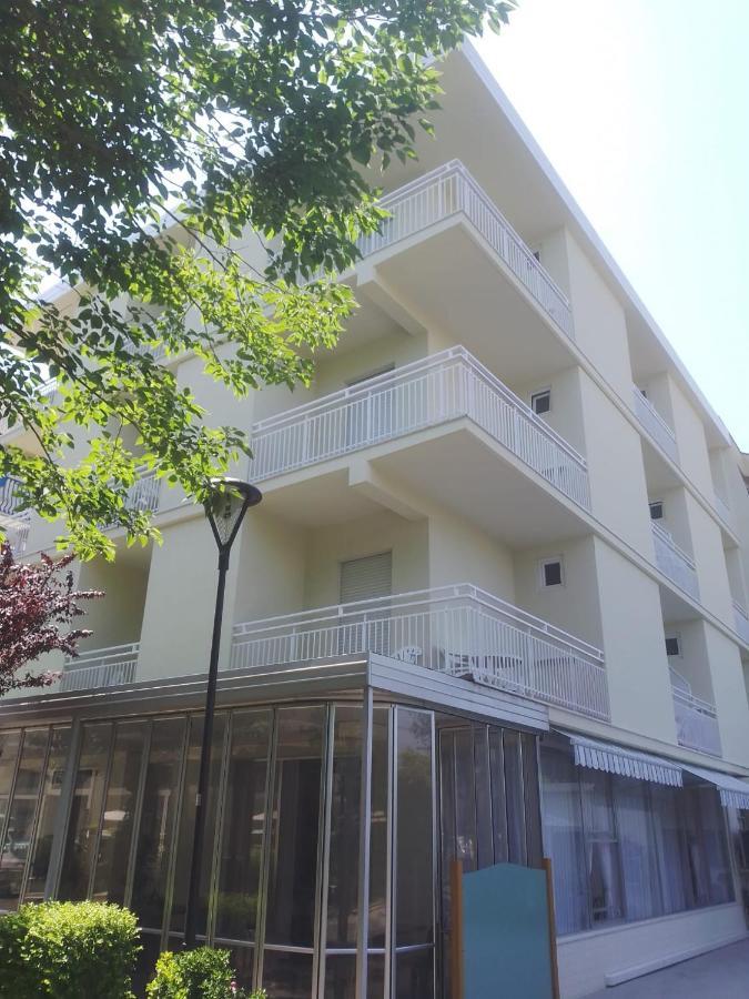 B&B - Meuble' - Hotel " Cordiale " Misano Adriatico Εξωτερικό φωτογραφία