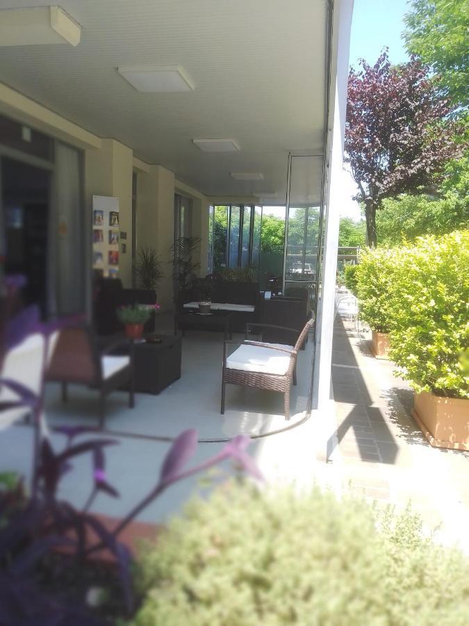 B&B - Meuble' - Hotel " Cordiale " Misano Adriatico Εξωτερικό φωτογραφία