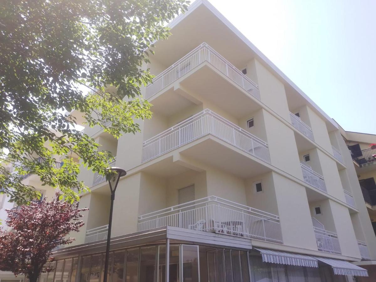 B&B - Meuble' - Hotel " Cordiale " Misano Adriatico Εξωτερικό φωτογραφία