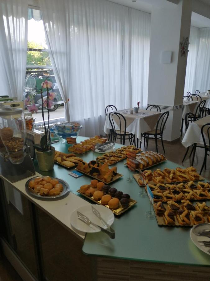 B&B - Meuble' - Hotel " Cordiale " Misano Adriatico Εξωτερικό φωτογραφία