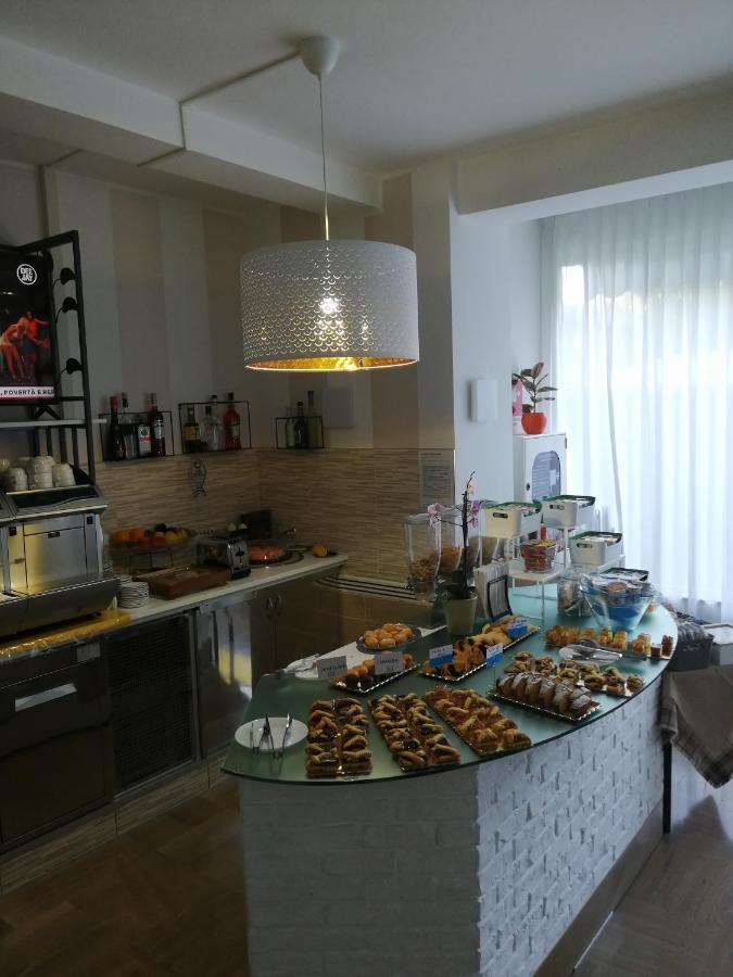B&B - Meuble' - Hotel " Cordiale " Misano Adriatico Εξωτερικό φωτογραφία